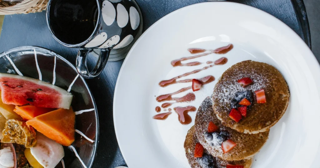 Quark Pfannkuchen ohne Mehl auf einem Teller goldbraun gebraten