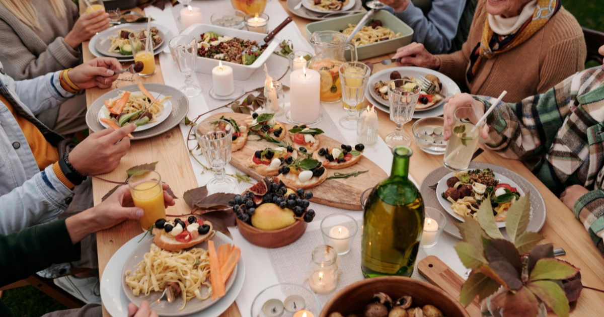 A family gathered around an iftar table with multiple quick dishes, showing the emotional side of Ramadan meals.